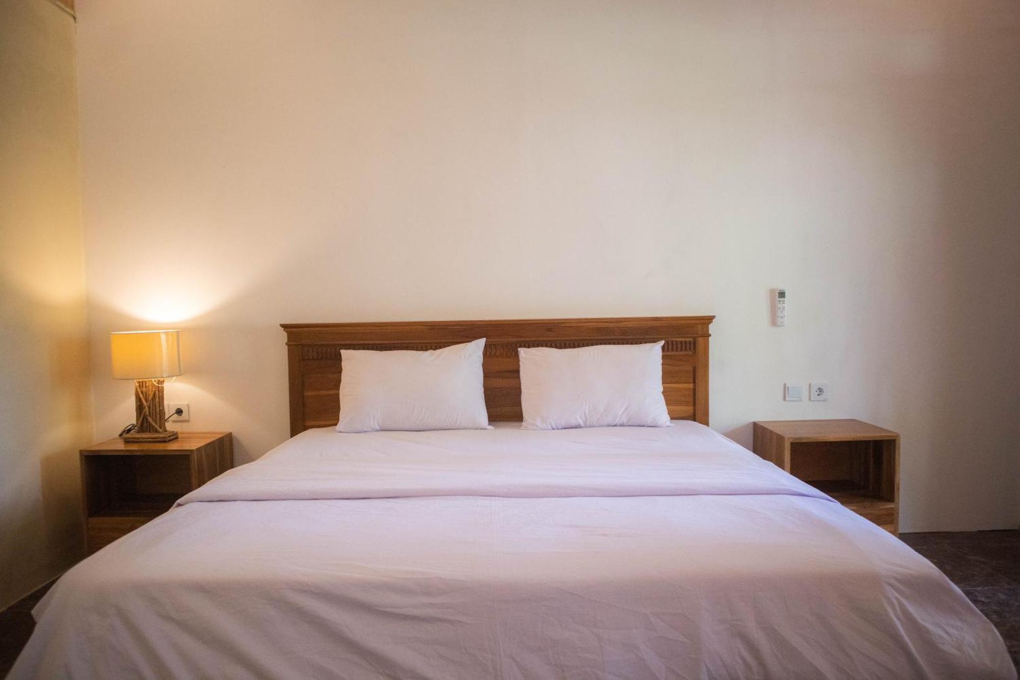 Peraja Bungalows Loyok Sangyang Szoba fotó